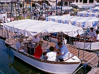Die Restaurantschiffe Vagrant im Hafen von Funchal